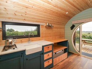 Réfrigérateur, bouilloire électrique, grille-pain