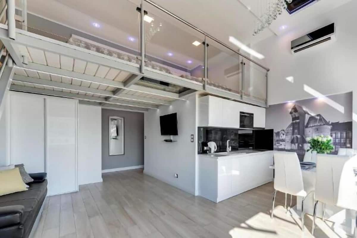 Eine moderne Wohnung mit Küche, Essbereich und Wohnzimmer.