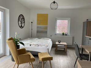 1 غرفة نوم ومكتب ومك واة/لوح كي وسرير سفر