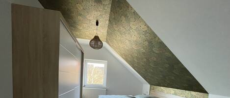 1 chambre, bureau, fer et planche Ă  repasser, lit parapluie