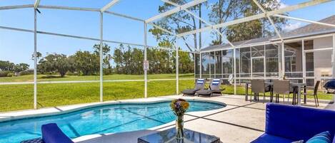 Una piscina al aire libre, una piscina climatizada