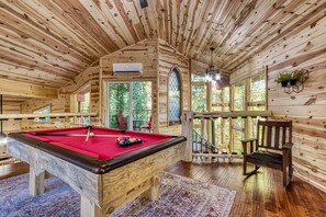 Games room - Gatlinburg Cabin Near Downtown/Hot Tub, Pool Table, Park Access (Gatlinburg)