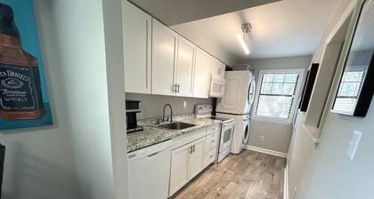 Athen Condo 1 mile to stadium and downtown!