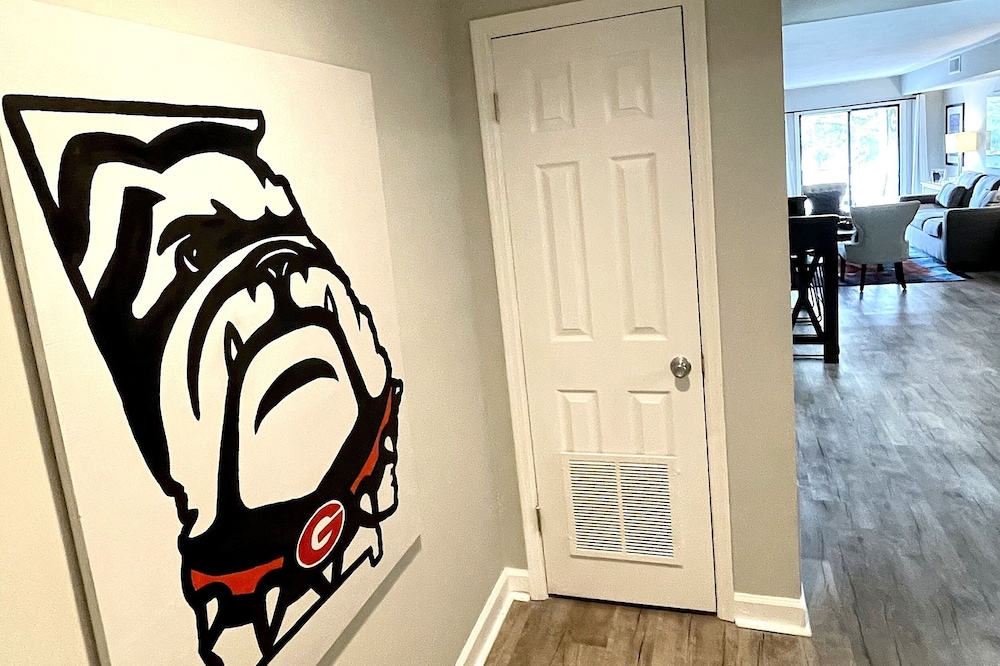 Athen Condo 1 mile to stadium and downtown!