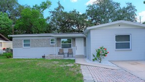 A single-story house with a front porch, a small patio, and a garden area. - Awalk away from Busch Gardens and Adventure Island (Tampa)