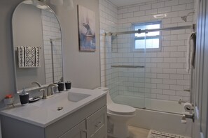 Combined shower/bathtub, hair dryer, towels, soap - Awalk away from Busch Gardens and Adventure Island (Tampa)