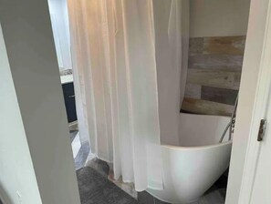 Combined shower/bathtub, hair dryer, towels, soap - End unit townhouse (Baton Rouge)