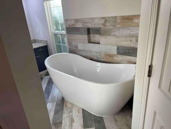 Combined shower/bathtub, hair dryer, towels, soap