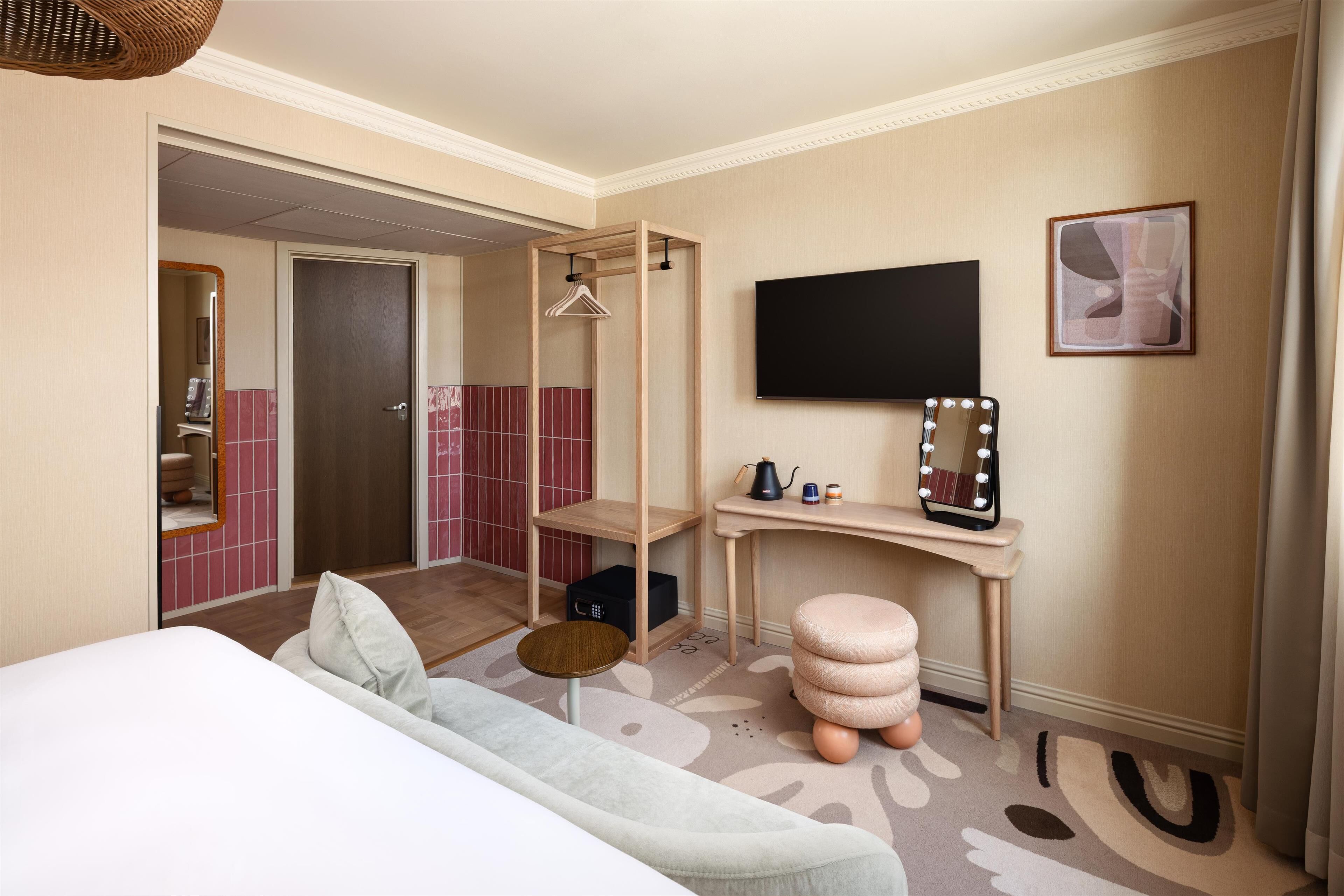 Deluxe Room | Hypo-allergenic bedding, individually decorated, individually furnished