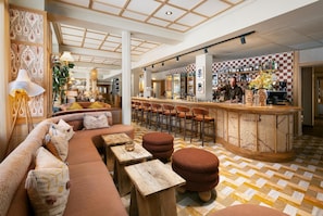 3 bars/lounges