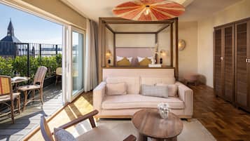 Loftsleilighet, balkong, byutsikt | Allergitestet sengetøy, individuelt dekorert og individuelt innredet