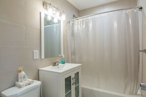 Secador de cabelo, toalhas de banho, sabonete, shampoo