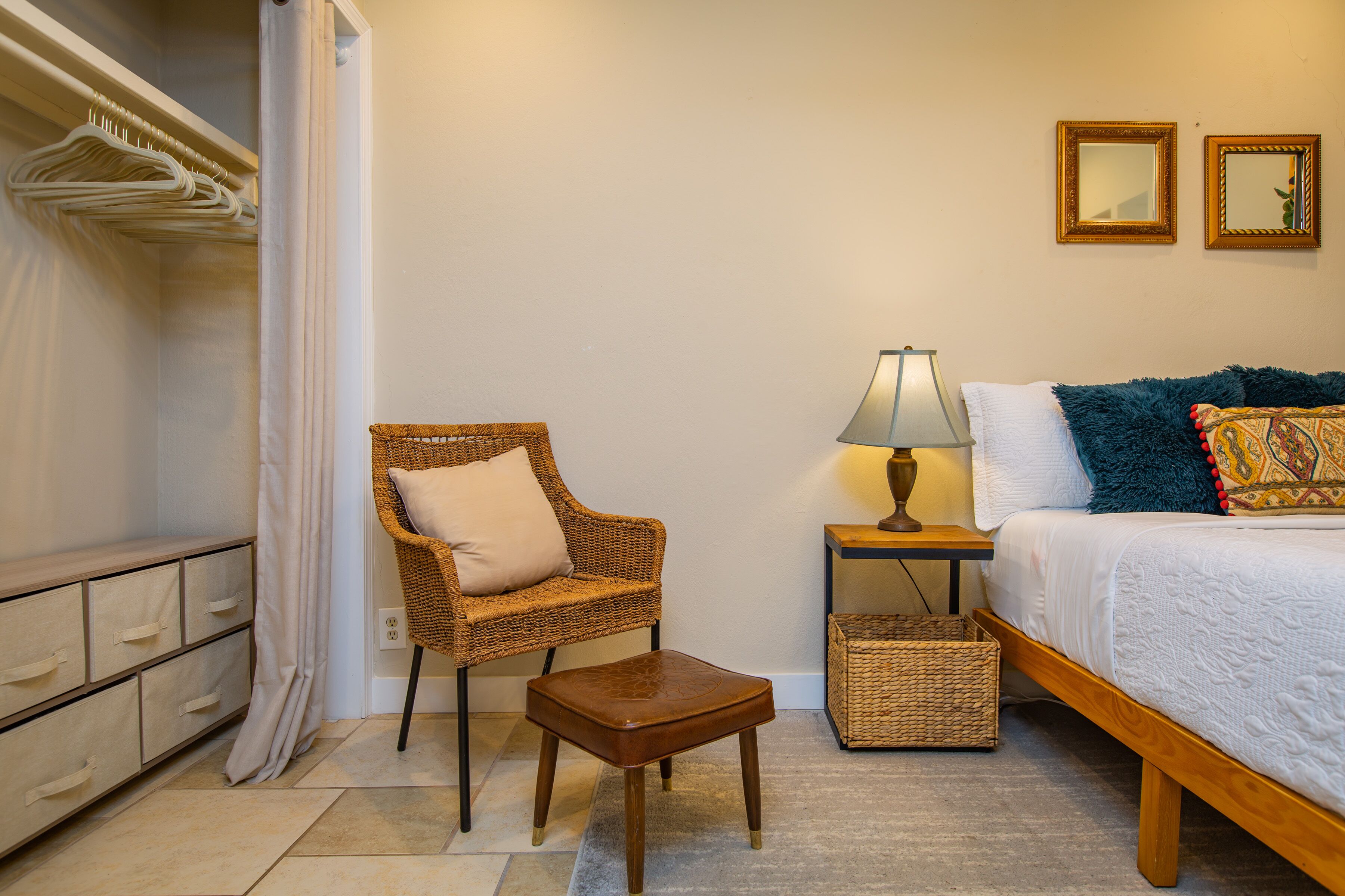 2 chambres, bureau, fer et planche à repasser, lit de bébé portatif