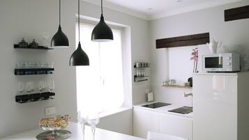 Réfrigérateur, micro-ondes, plaque de cuisson, lave-vaisselle