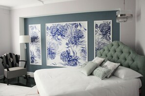 2 عدّة غرف نوم وخزنة داخل الغرفة ومكتب ومكواة/لوح كي