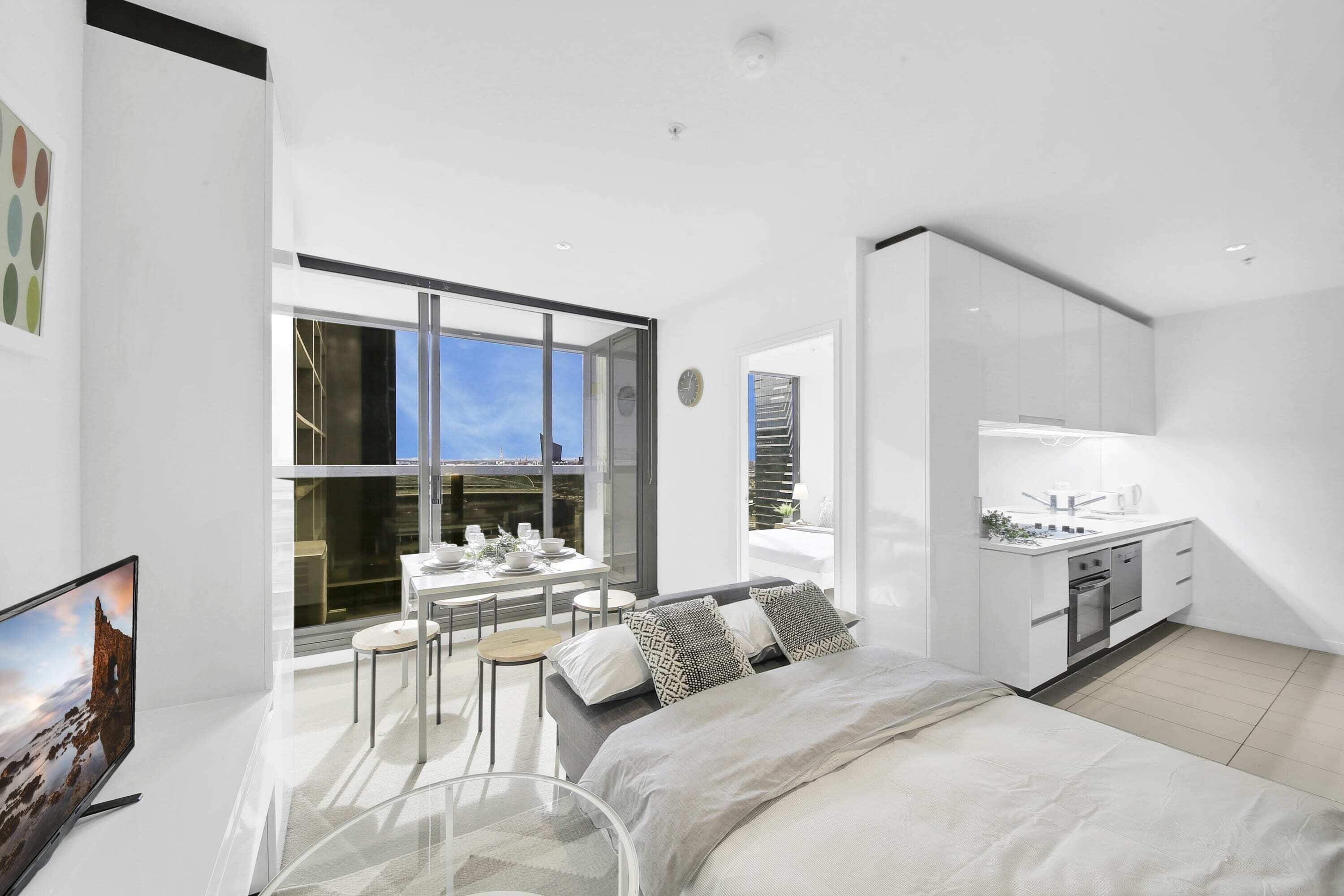 A Stylish 2BR Apt Next to Southern Cross Station