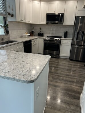 Fridge, microwave, oven, stovetop - Lovely 4 bedroom home with pool and extras! (Gilbert)