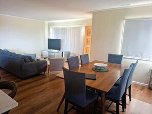 Dining - Holiday house for the whole family (Portland North)