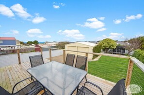 Outdoor dining - Holiday house for the whole family (Portland North)