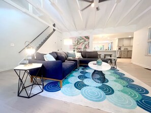 Téléviseur, chaîne audio, bureau