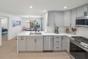 Réfrigérateur, four à micro-ondes, un four, surface de cuisson