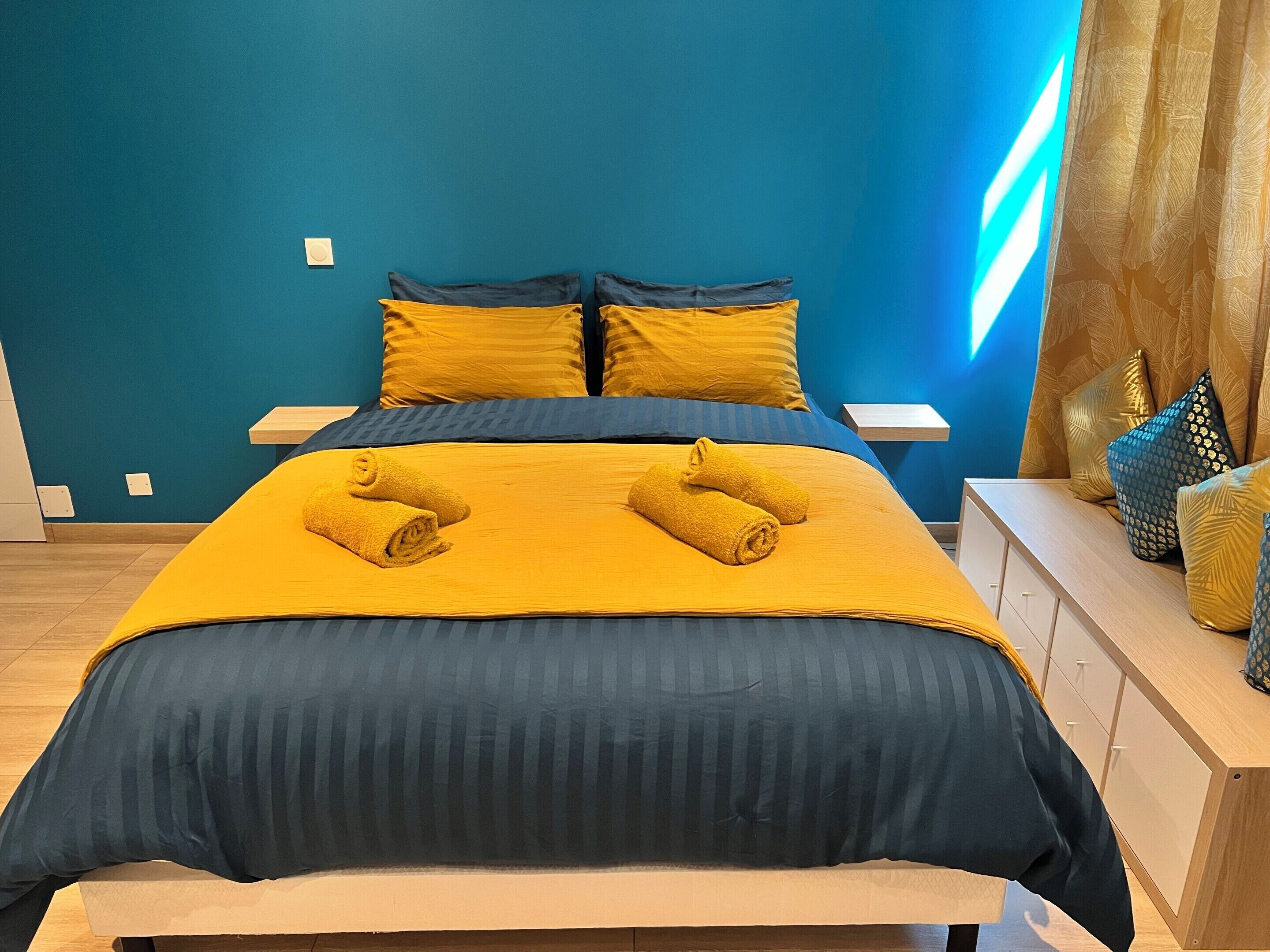 Travel cot, WiFi, bed sheets