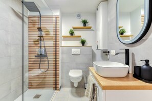 Dusche, umweltfreundliche Kosmetikartikel, Haartrockner, Handtücher