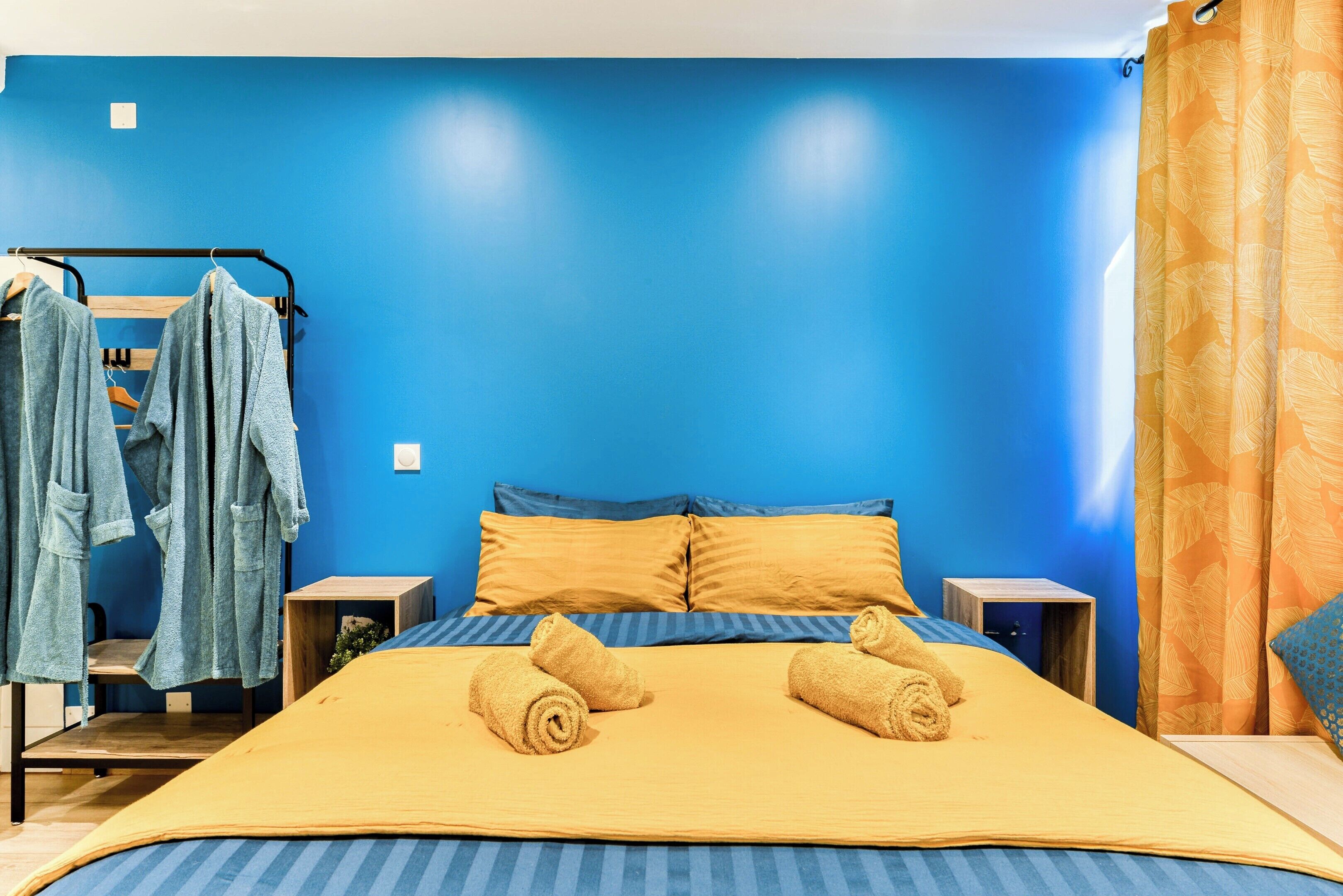 Travel cot, WiFi, bed sheets