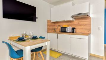 Coffee/tea maker, fridge, microwave, toaster