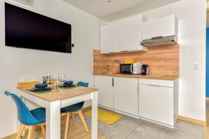 Kühlschrank, Mikrowelle, Wasserkocher mit Kaffee-/Teezubehör, Toaster