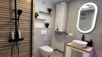 Douche, baignoire Ă jets, serviettes fournies, shampoing