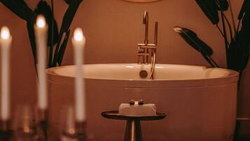 Shower, jetted tub, hair dryer, towels