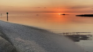 A beach with calm waters and a sunset. - Mermaid's Rest Steinhatchee Landing Resort - Sleeps 6 (Steinhatchee)