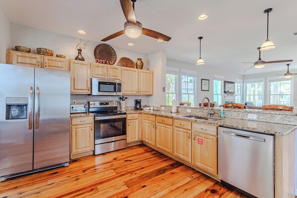 Fridge, microwave, oven, stovetop - Mermaid's Rest Steinhatchee Landing Resort - Sleeps 6 (Steinhatchee)