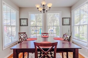 Dining - Mermaid's Rest Steinhatchee Landing Resort - Sleeps 6 (Steinhatchee)