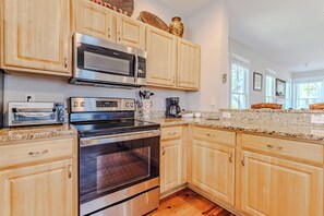 Fridge, microwave, oven, stovetop - Mermaid's Rest Steinhatchee Landing Resort - Sleeps 6 (Steinhatchee)