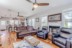 Smart TV, chimenea, reproductor de DVD y libros 