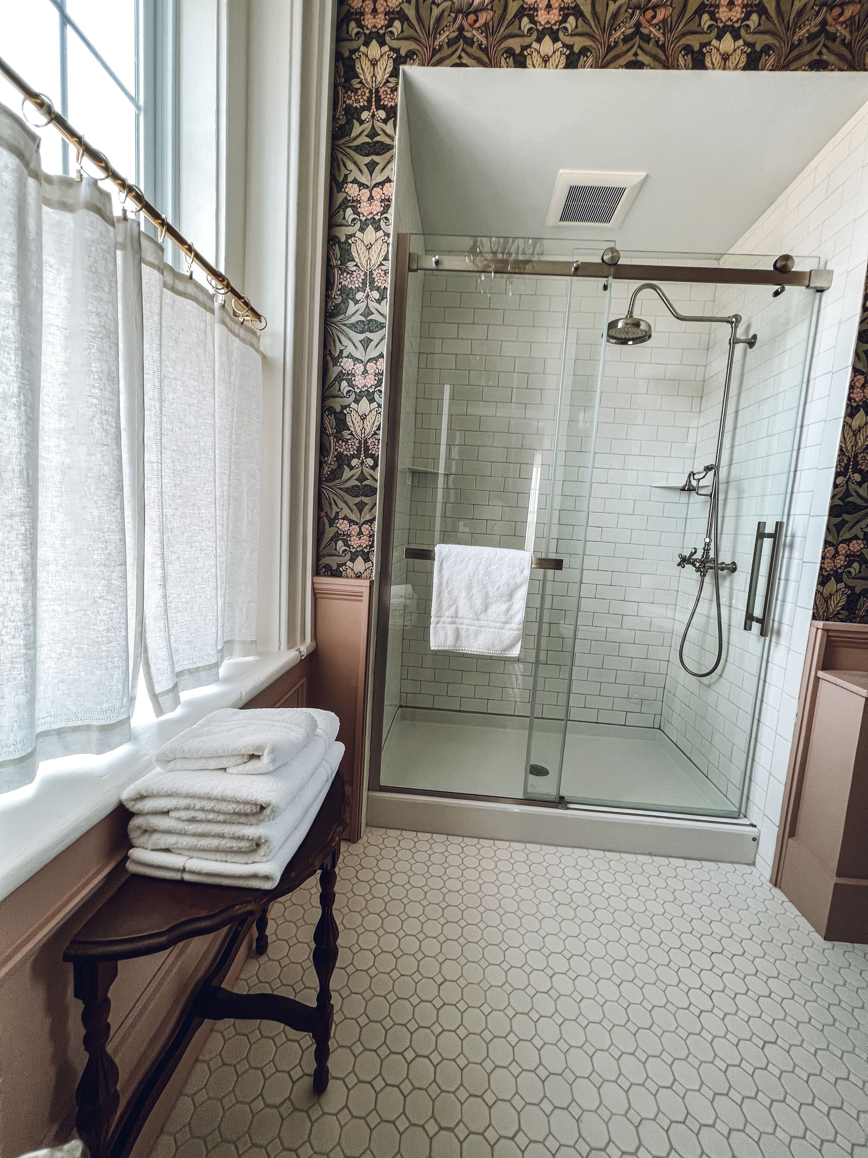 Historic Victorian hotel in the heart of small town getaway!