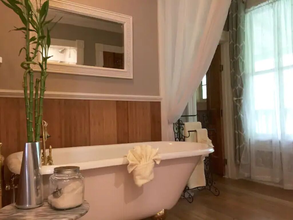 Romantic Spa-like Apartment on Upper Historic Loop