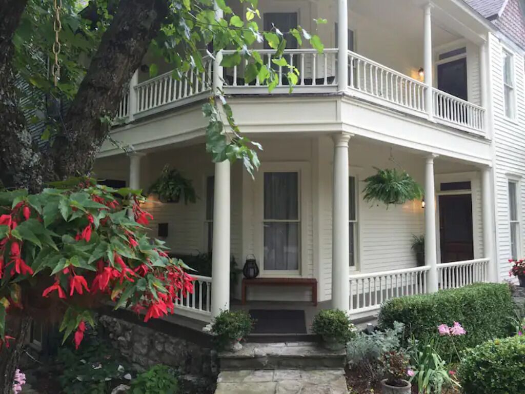 Romantic Spa-like Apartment on Upper Historic Loop