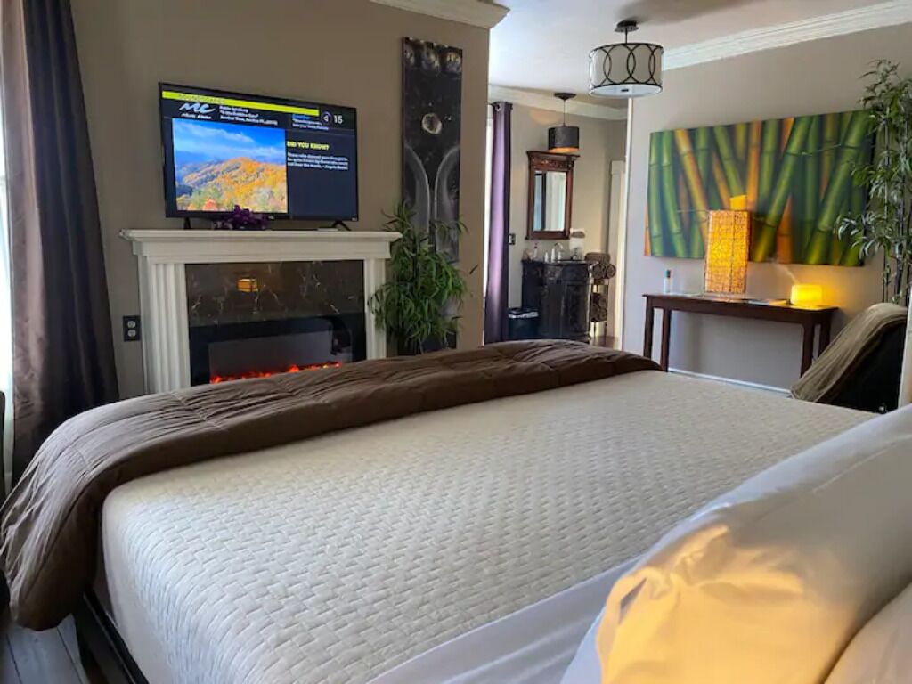 Luxury Zen Studio Apartment - King Jacuzzi