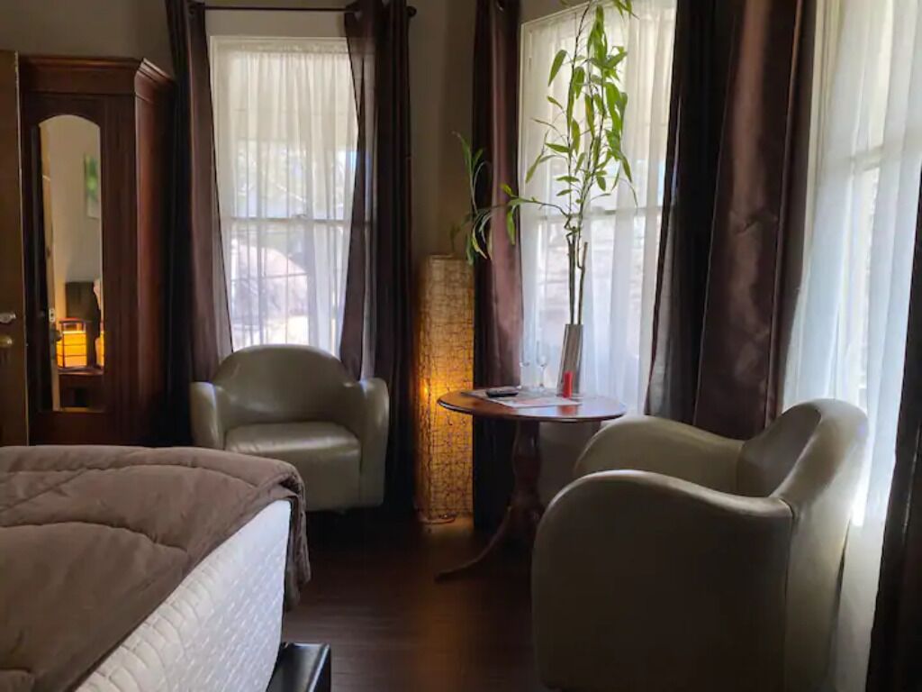 Luxury Zen Studio Apartment - King Jacuzzi