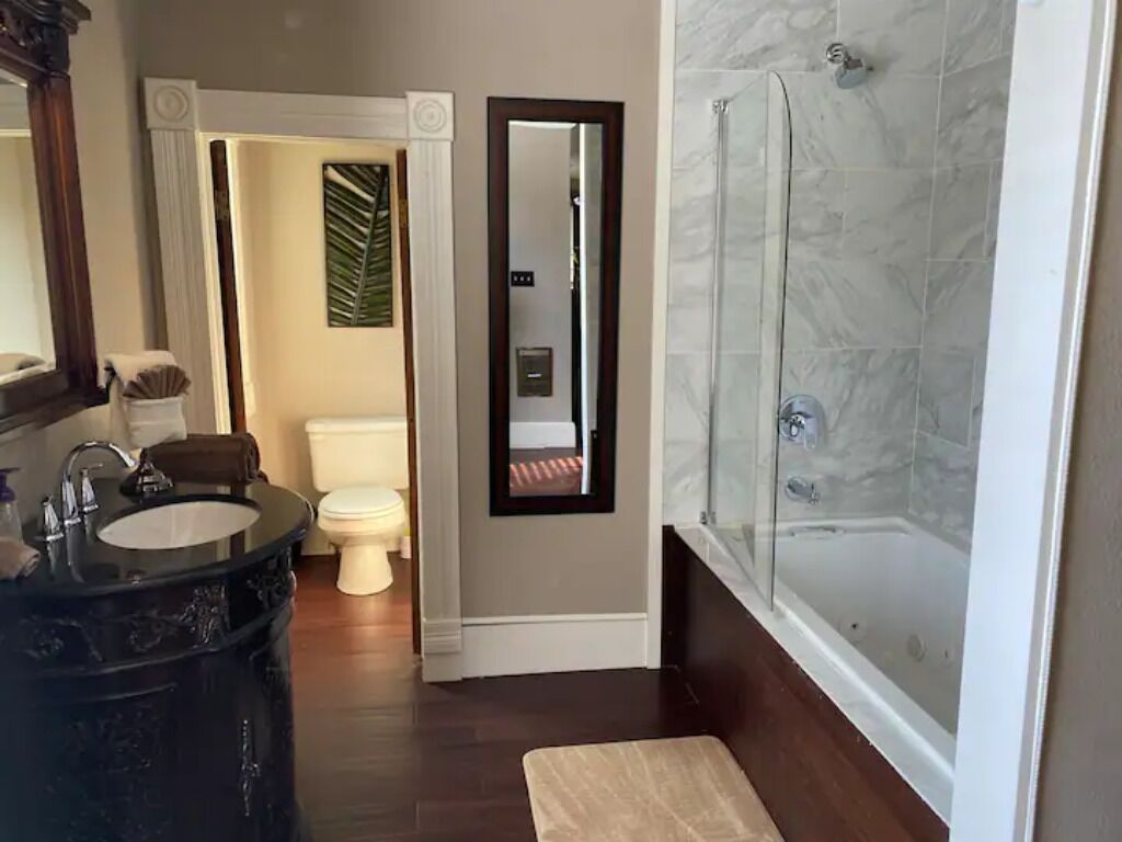 Luxury Zen Studio Apartment - King Jacuzzi