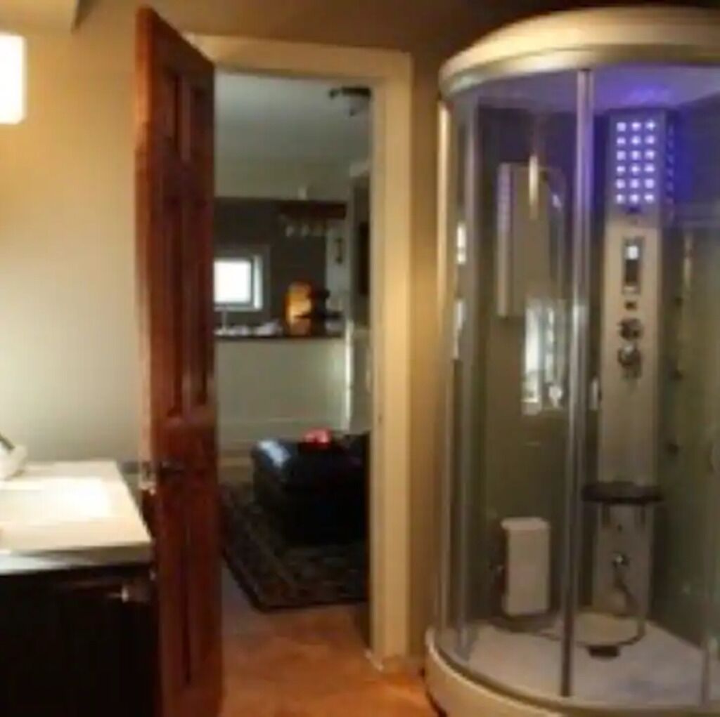 Beautiful Garden Apartment with Spa Shower