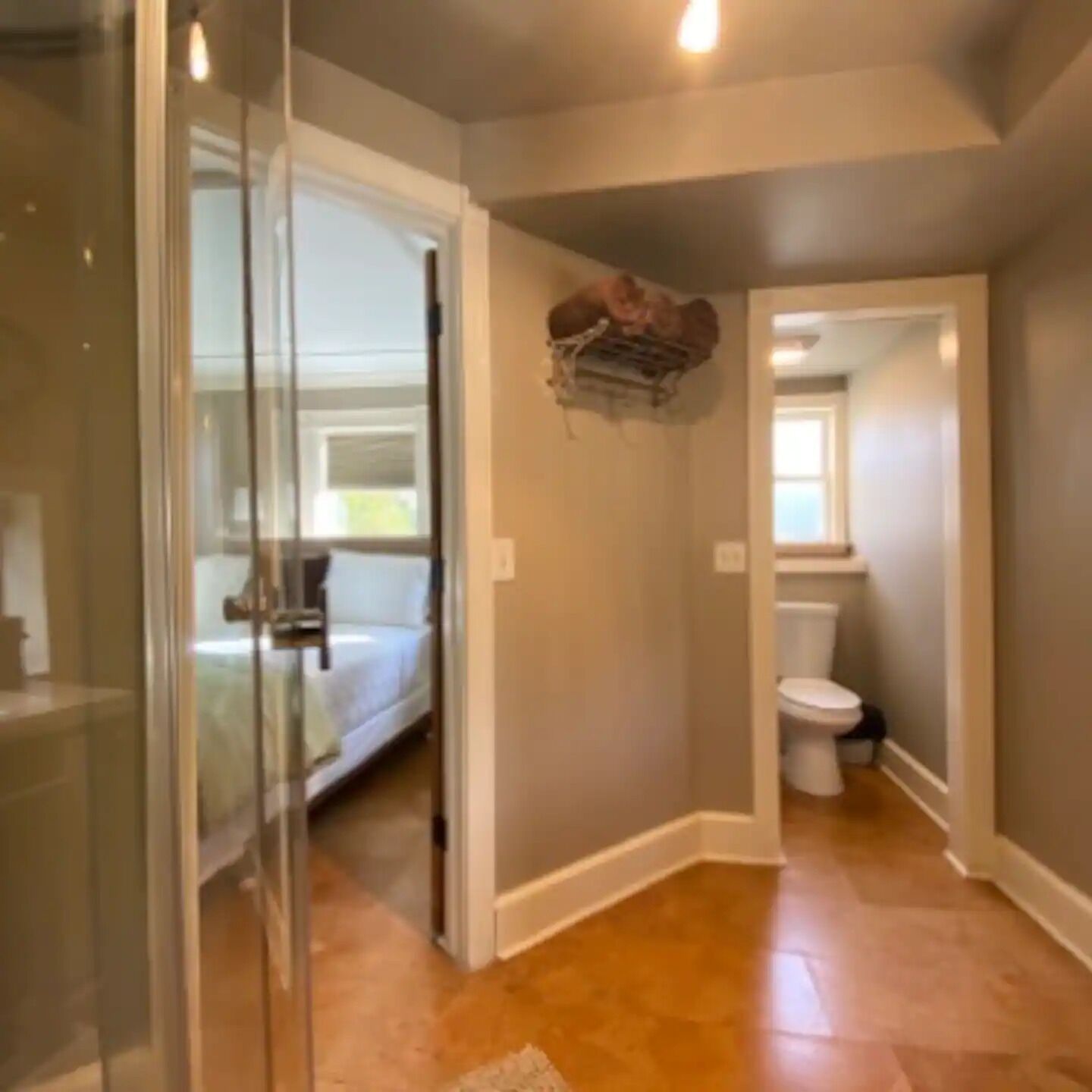 Beautiful Garden Apartment with Spa Shower