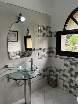 Dusch, tofflor och handdukar