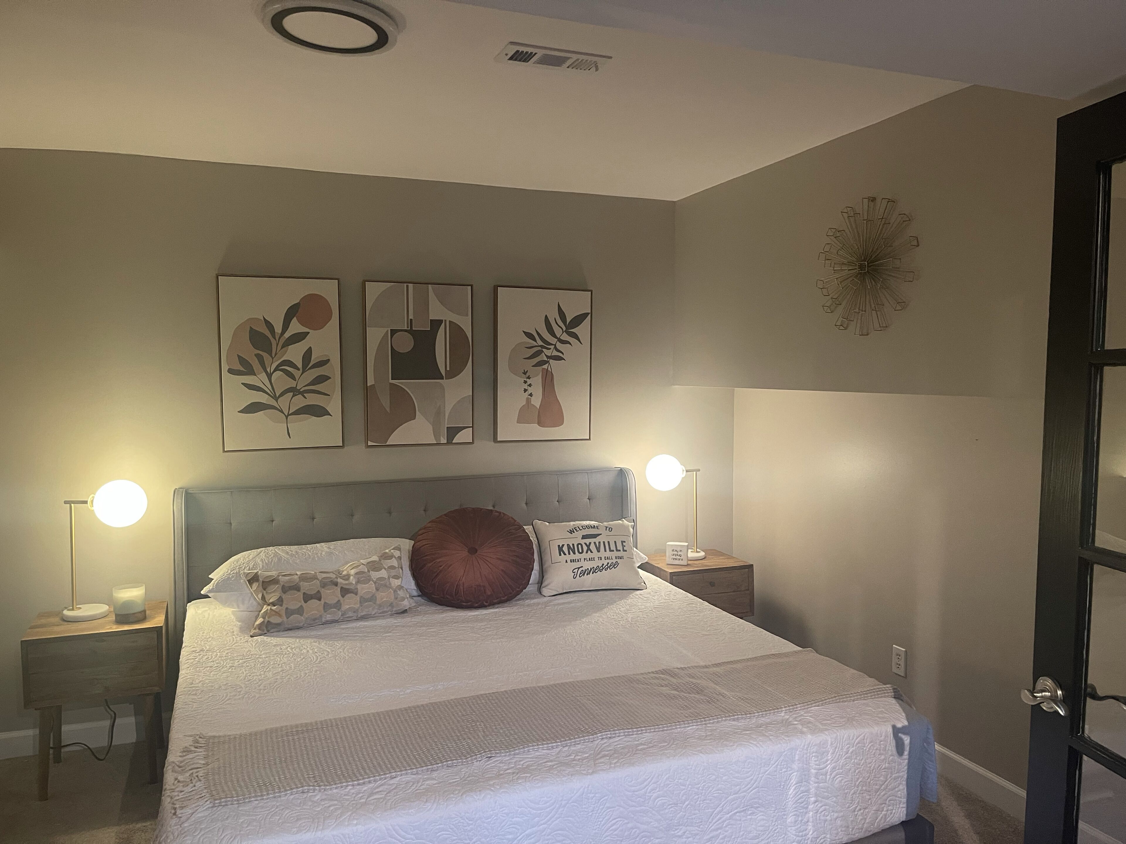 Luxury private suite hot tub & game room w/ full kit, King Bed