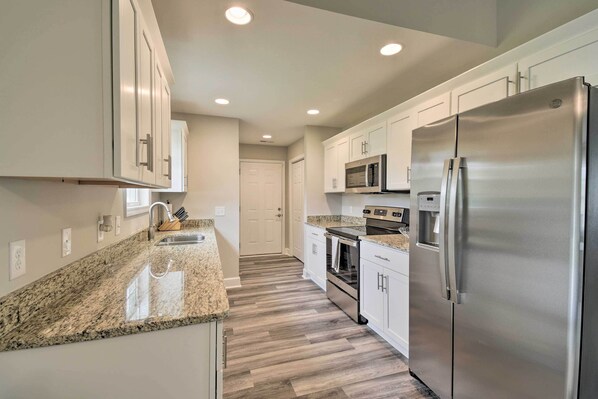 Fridge, microwave, stovetop, dishwasher