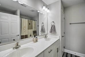 Hair dryer, towels - 3 Mi to Golf: Loris Home w/ Big Private Yard! (Loris)