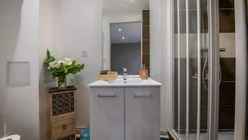 Shower, hair dryer, towels, toilet paper
